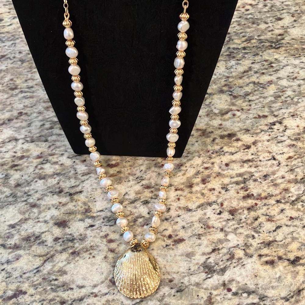Talbots Beaded Seashell Necklace Freshwater Pearl & Gold Tone Shell Pendant - Picture 3 of 8